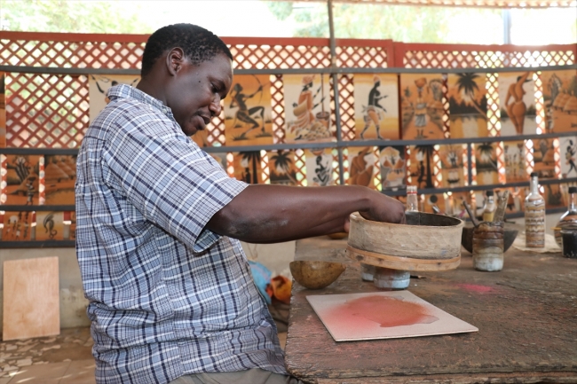 Köle adasının tarihini rengarenk kumlarla tablolara yansıtıyor